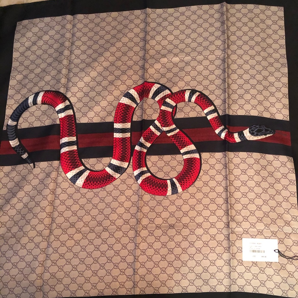 Gucci Scarf snake print NWT